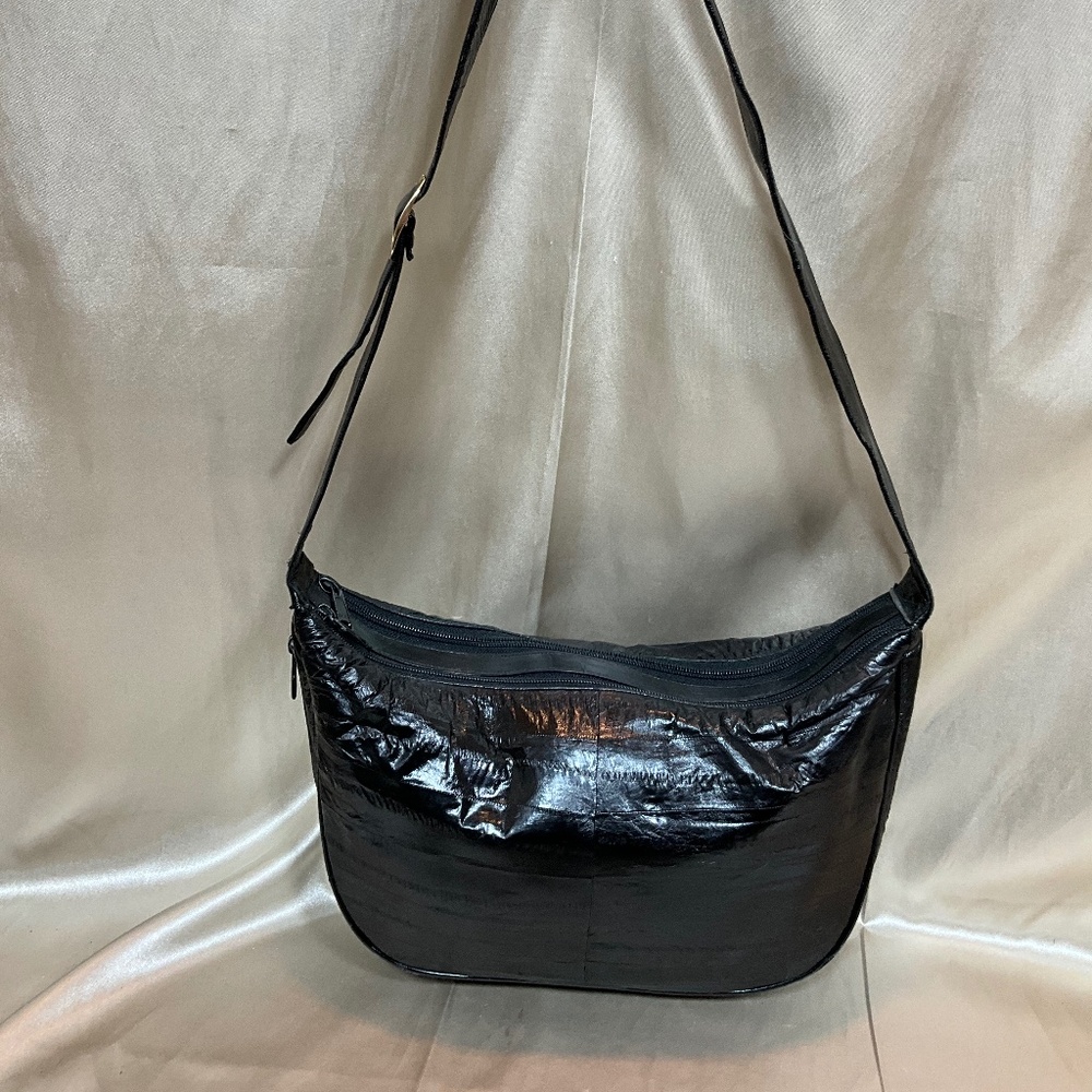 Un branded snakeskin shoulder bag.  17-H8Gb